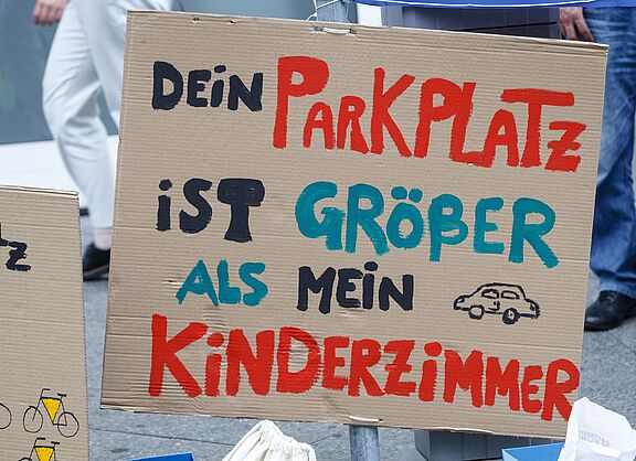 Ein Parkplatz ist oft größer als ein Kinderzimmer.