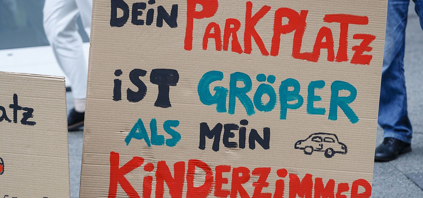 Ein Parkplatz ist oft größer als ein Kinderzimmer. Ein Parkplatz ist oft größer als ein Kinderzimmer.