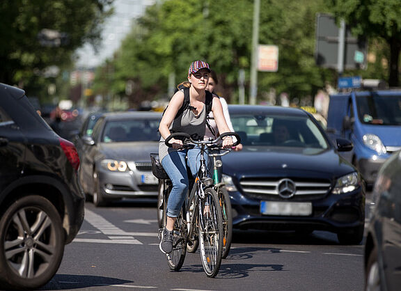 Radfahrerin im dichten Verkehr.