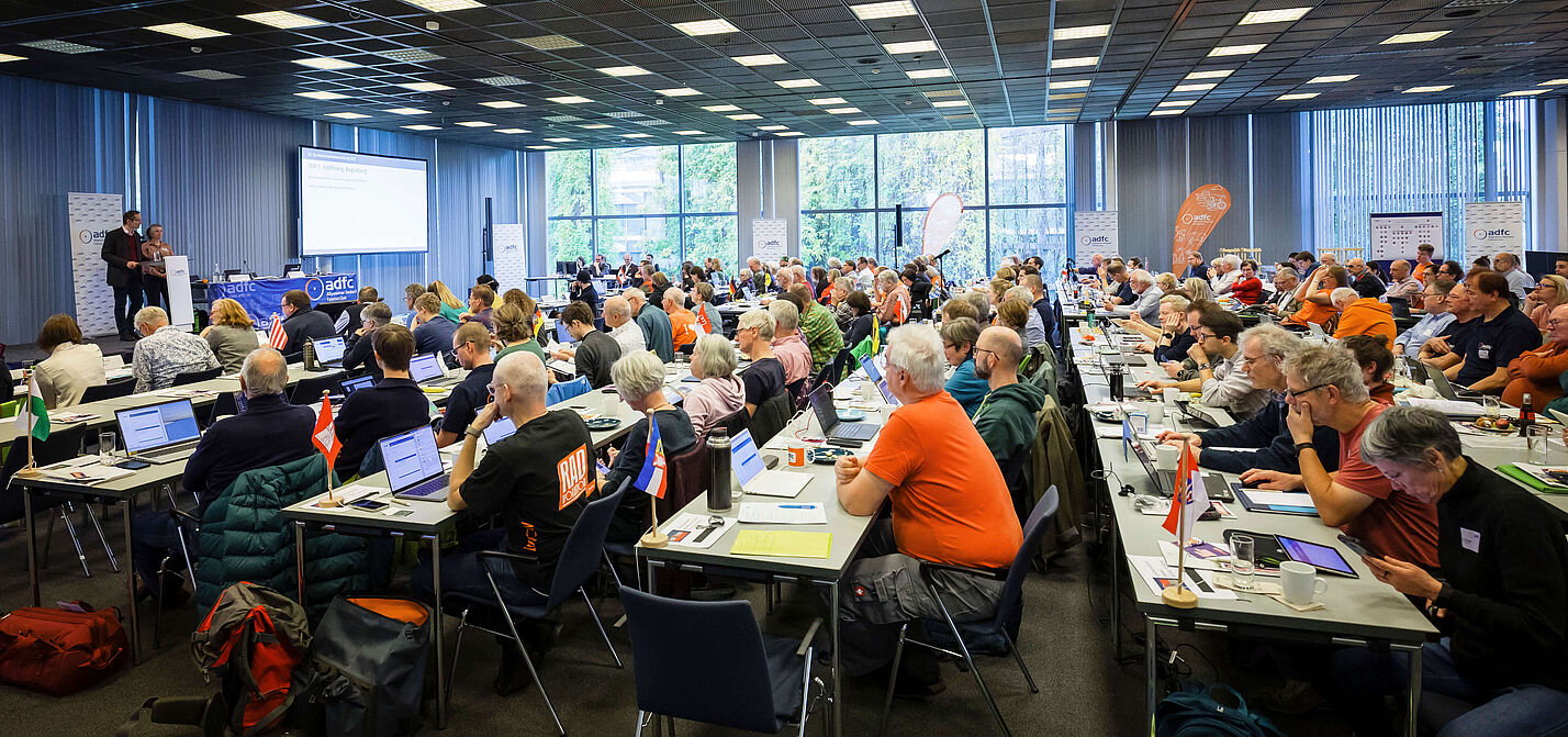 Der Sitzungssaal der ADFC-Bundeshauptversammlung 2023.